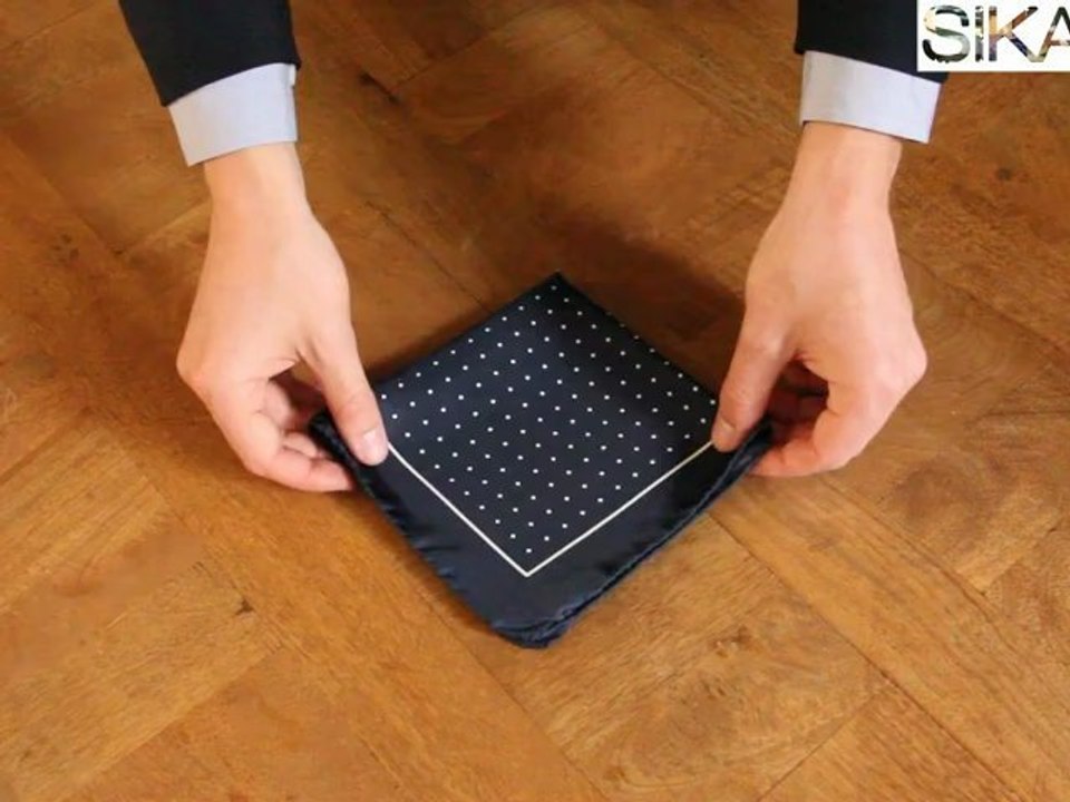Plier une pochette pour costume - cravate : faire un pli en pointe