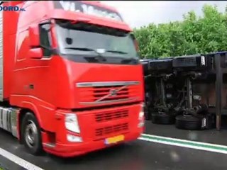 Vrachtwagen gekanteld op N366 - RTV Noord