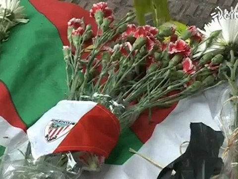 Athletic: Crespones negros banderas