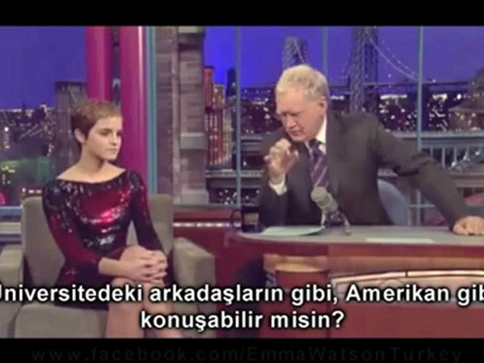 Emma Watson Amerikan Aksanı Konuşarak Üniversitedekilerin Taklidini Yapıyor