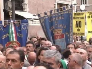 İtalya'da belediye başkanları hükümeti protesto etti