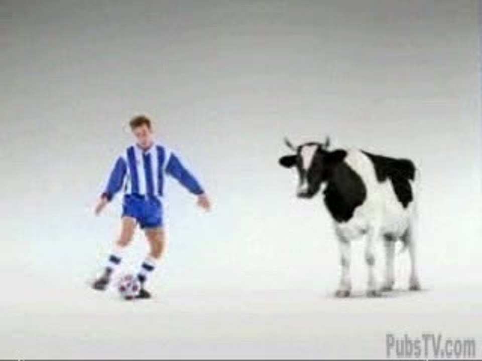 Humour - Pub - Lait Vache footballeuse