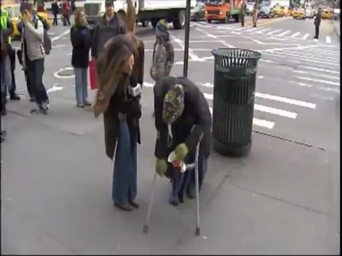 Une fausse SDF qui fait la manche aux USA