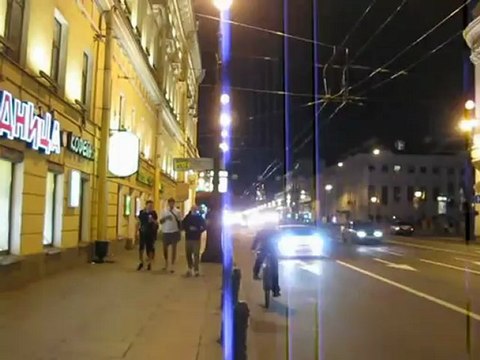 По тротуару Невского несутся лошадь и собака