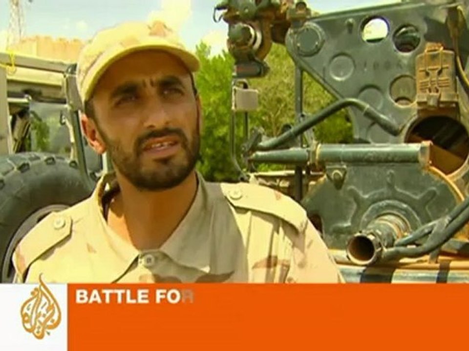 Fleeing Libyans say Gaddafi regime crumbling