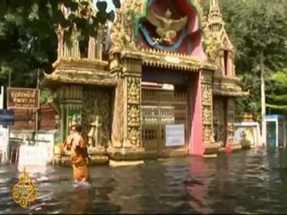 Flood-hit Thais warned of reptiles in waters