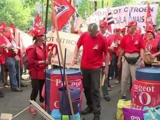 PSA: des centaines de salariés "en colère" devant le siège