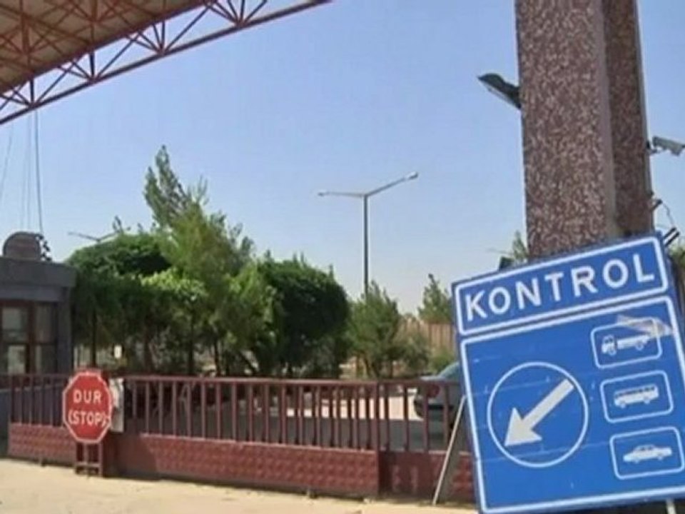 Turkey closes border with Syria