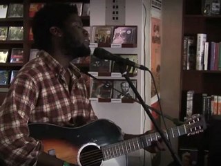 Michael Kiwanuka - Bones (Live)