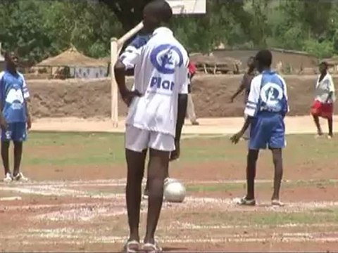 Casillas baila y juega un partido en Mali