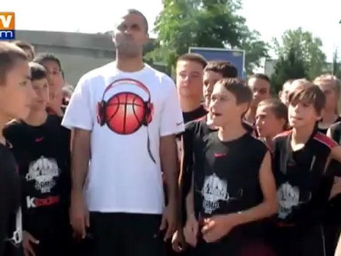 Tony Parker : visite surprise à des apprentis basketteurs de Villeurbanne