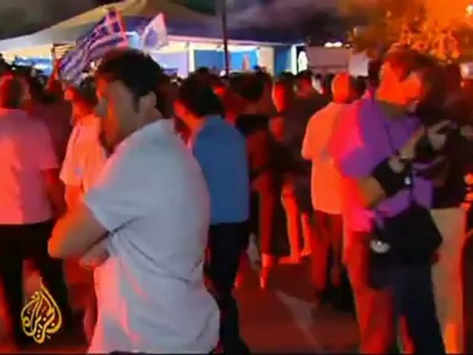 Conservatives hold narrow lead in Greece vote