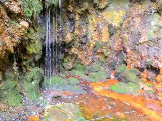 L'étrange source rouge de Laifour