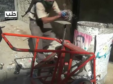 Syria فري برس حلب صلاح الدين الجيش الحر يعمل على تنظيف الحي بعد هجره من سيارات البلدية الأسدية والعربة مزينة بصورة لسيادة البطة 23 7 2012 Aleppo