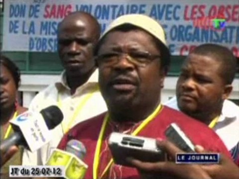 Des observateurs internationaux font un don de sang au CNTS