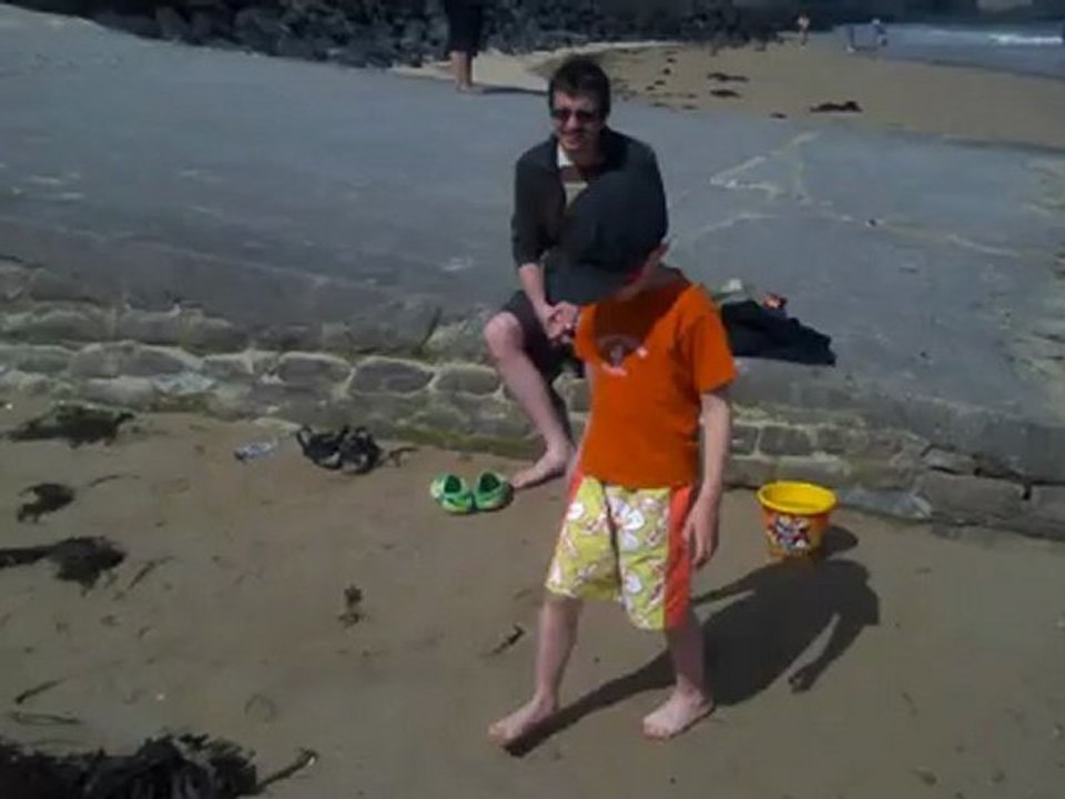 pendant que le grand se baigne, le petit chasse le coquillage sauvage! (j'ai enfanté des héros!)