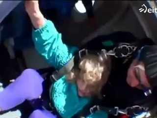 Dramático salto en paracaidas