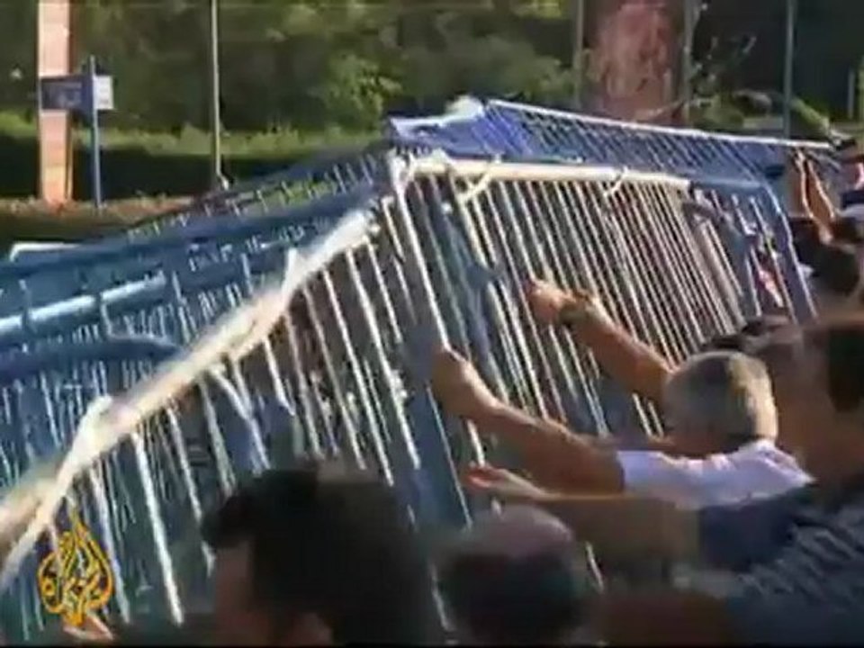 Street clashes as Greek PM continues support for austerity plan