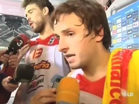 Los jugadores de la selección contentos tras la victoria contra Lituania