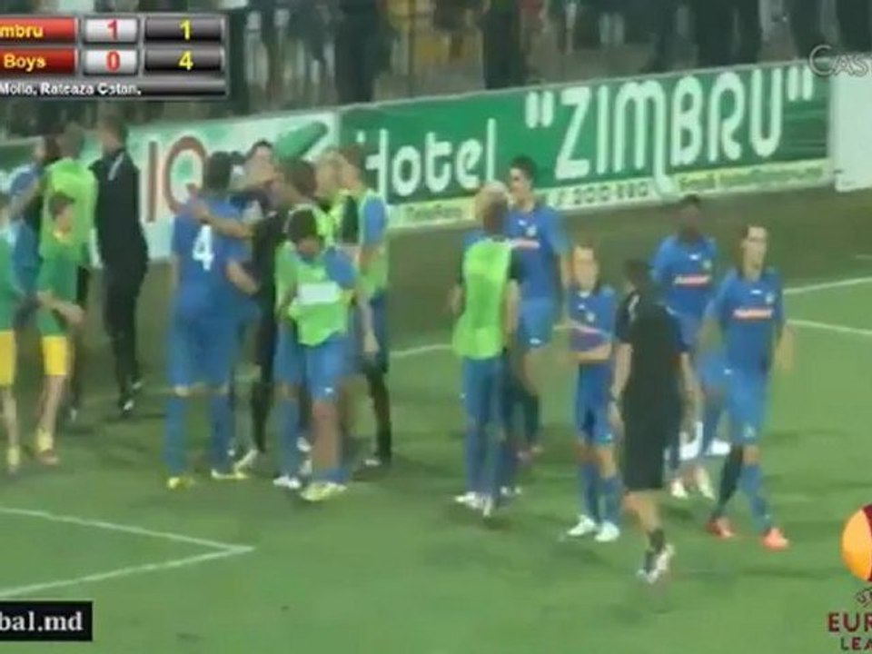 Penaltyschiessen mit Gelbschwarz in Blau