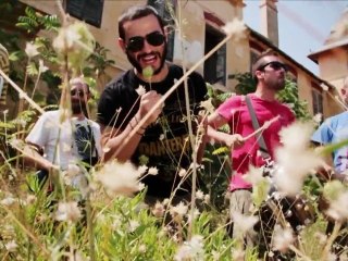 Koza Mostra - ΜΕ ΤΡΕΛΑ (official video 2012)