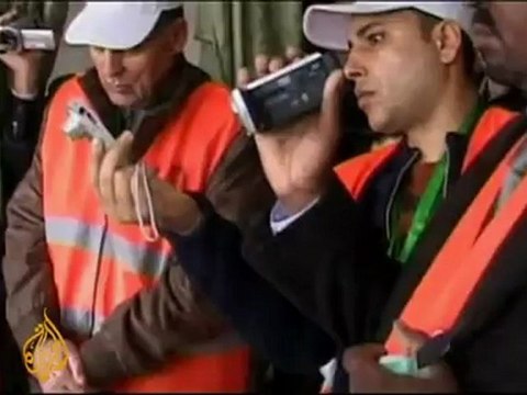 Scores more soldiers defect from Syrian army