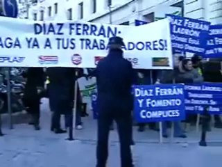 Empleados de Air Comet atacan el coche de Díaz Ferrán al grito de "golfo" y "ladrón"