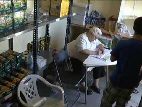 Gli spagnoli in coda per gli aiuti di prima necessità