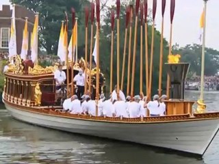Beautiful scenes as Olympic torch hits Hampton Court Palace