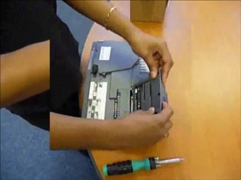 Changing a projector lamp Epson ELPLP41 of a projector Epson EB-S6