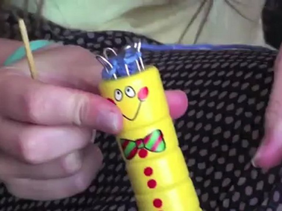 Comment faire une bague en laine avec un tricotin