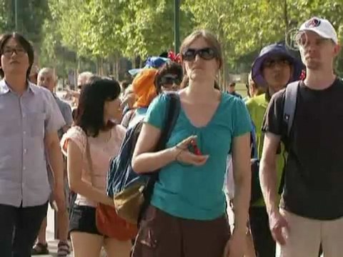 Флаг сирийской оппозиции - под Эйфелевой башней