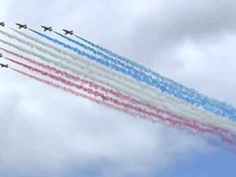 Red Arrows fly over Edinburgh to celebrate Olympics