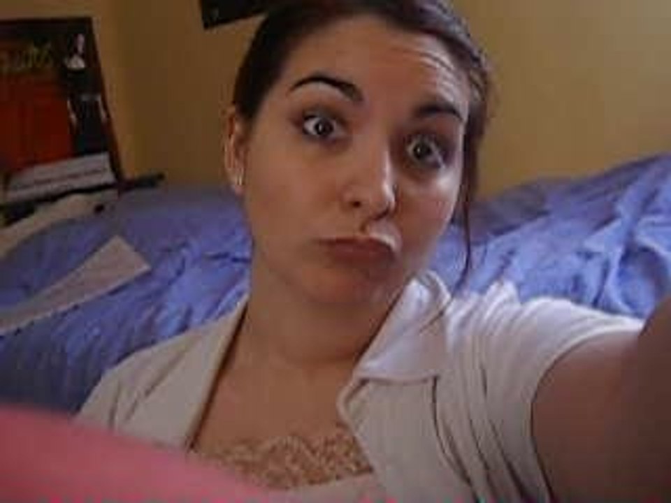 Carole dans une parodie de gazon maudit