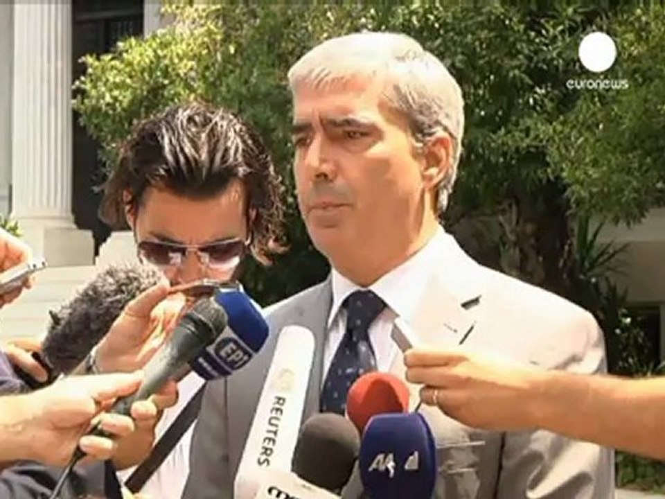 Money lenders put pressure on Greece for more cuts