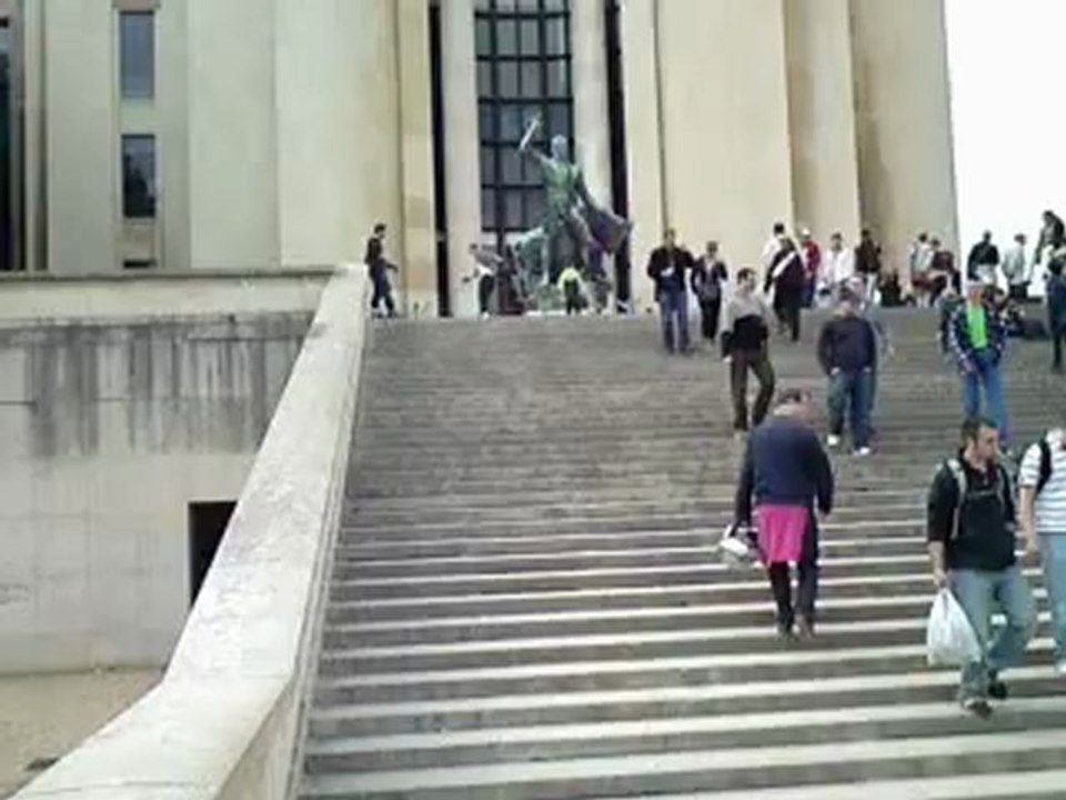 Ylann Descent les Marches du trocadéro !