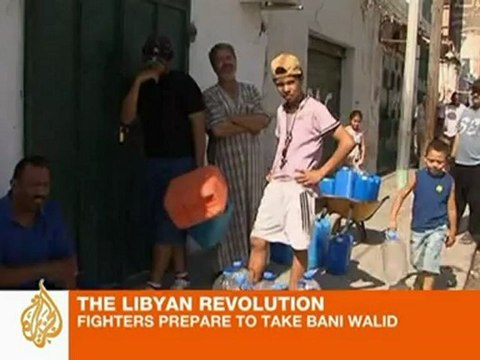 Libyan fighters gather outside Bani Walid