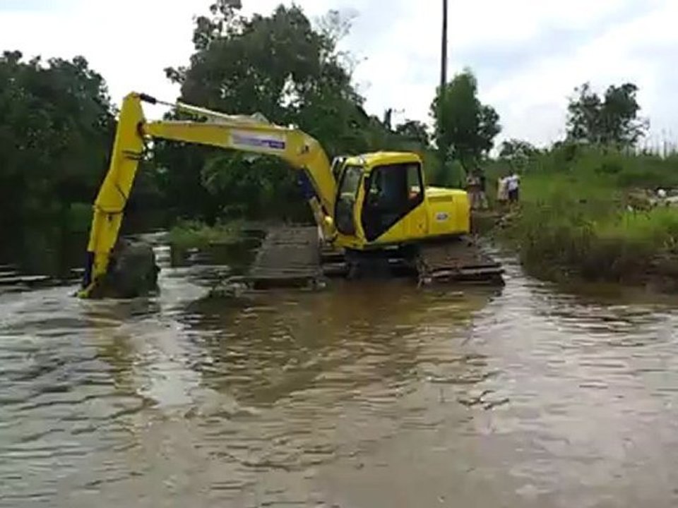 amphibious excavator / swamp backhoe