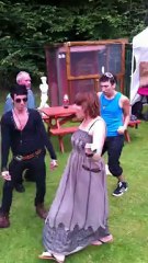 K-o-p et sa petite danse sensuel sur du Britney Spears