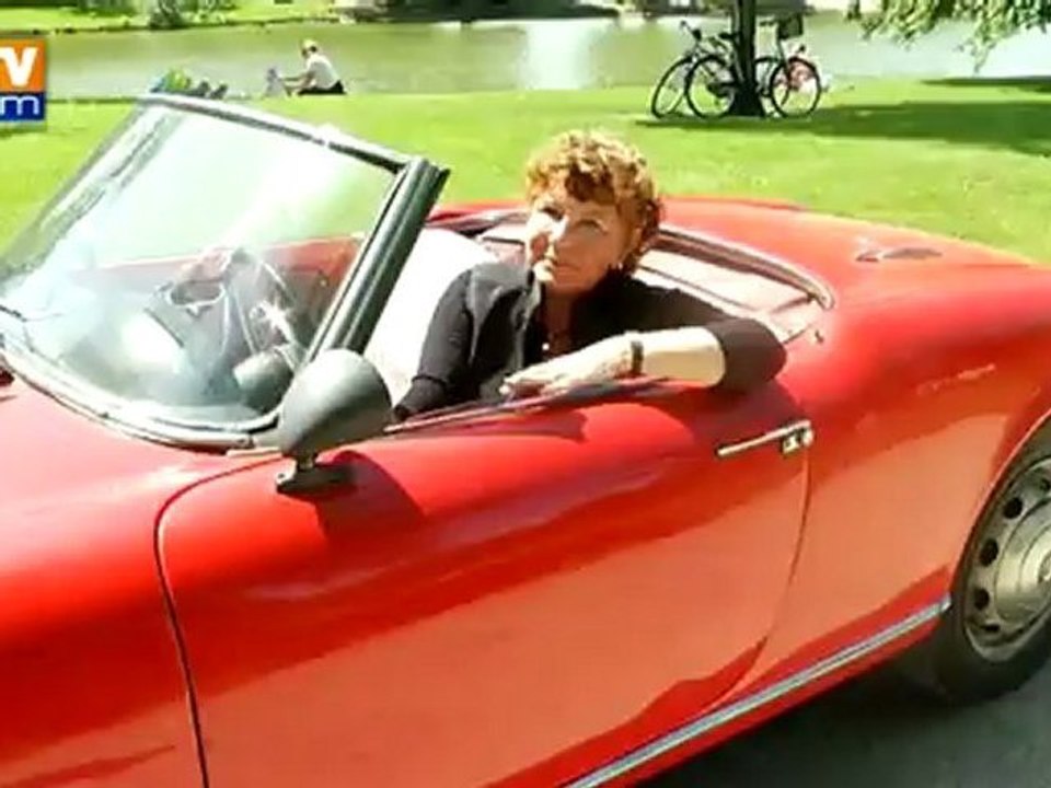 Traversée de Paris 2012 : rencontre avec une passionnée de voitures de collections