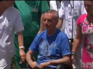 Ortega Cano recibe el alta y abandona el hospital visiblemente emocionado
