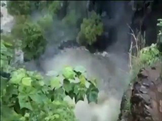 Una familia entera es arrastrada por la crecida de un río