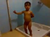 Banyoda Halay Çeken Çocuk  Banyo böyle yapılır.. facede ençok izlenen video