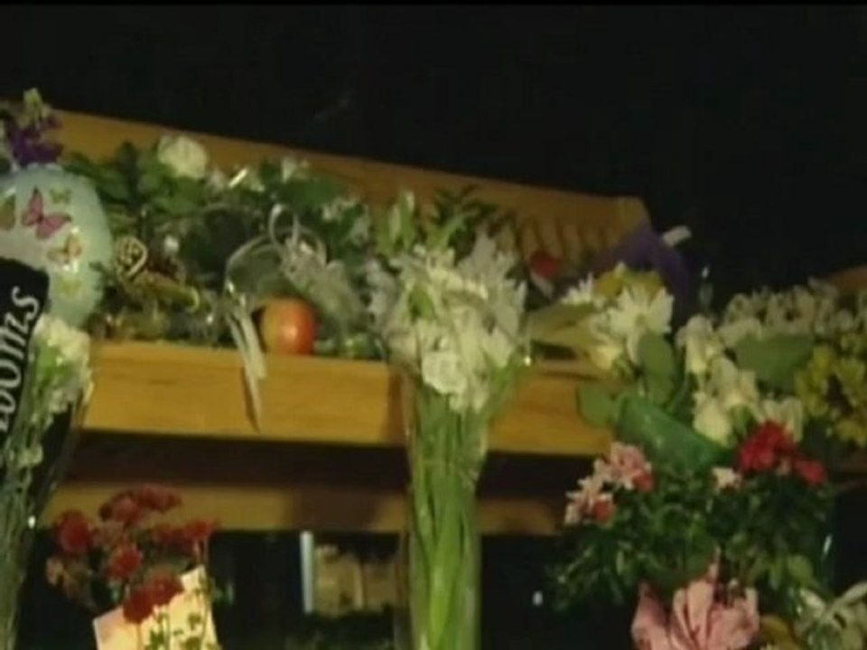 Fans de Apple se concentran en la sede en Cupertino para rendir homenaje a Steve Jobs