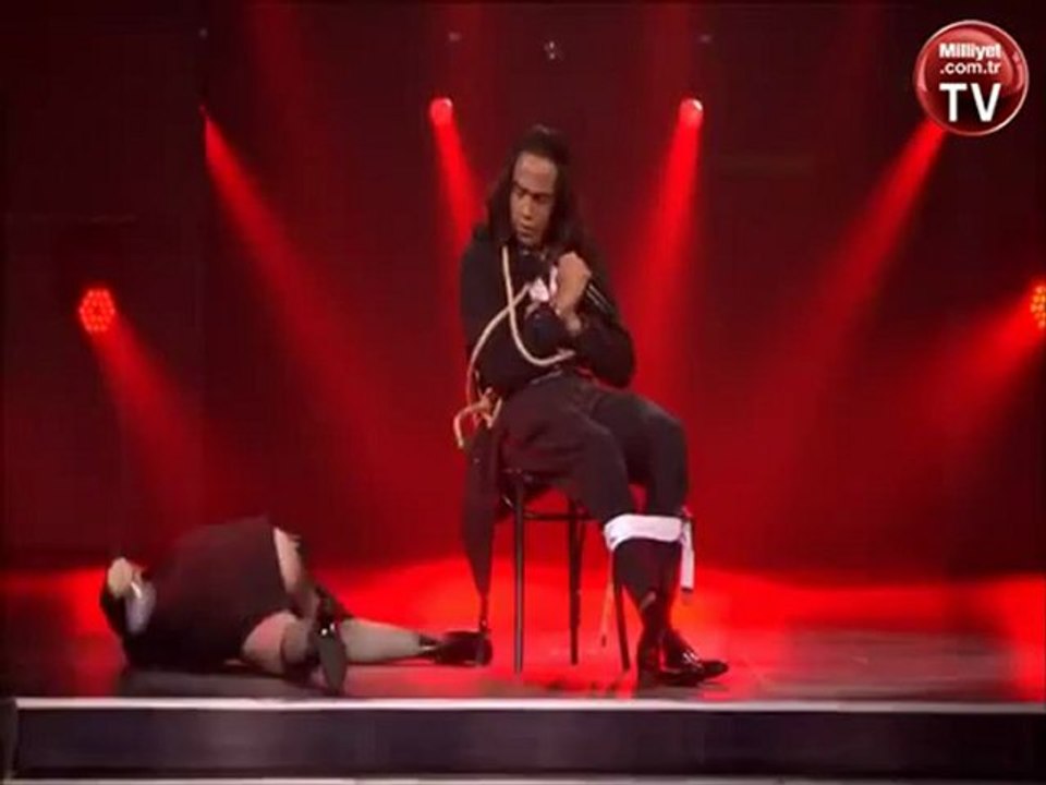 Madonna Paris konserinde müthiş bir performans sergiledi