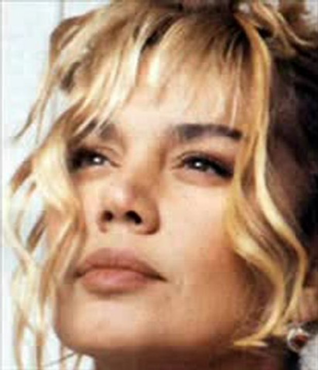 Sezen Aksu           "Gidiyorum kokun  hala üzerimde "