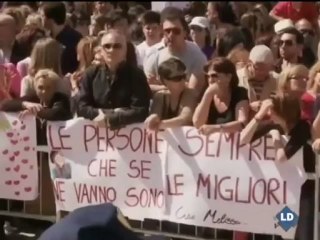 Miles de personas asisten al funeral de la joven que murió en un atentado