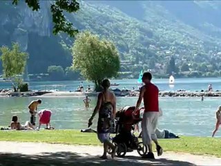 Annecy et son lac au pied des Aravis