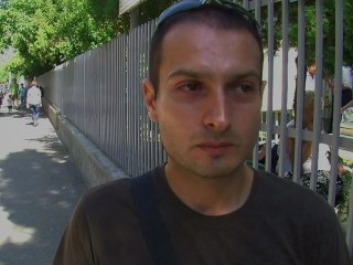 Les Roumains décident du sort de leur président, l'UE attentive