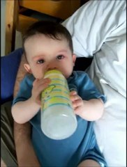 Jérémy boit son biberon seul